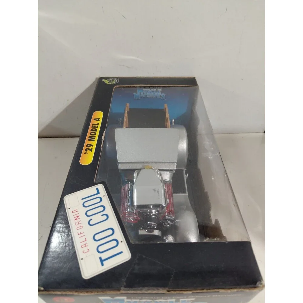 Muscle Machines 71166 1:18 Diecast 1932 Ford Model A Hot Rod Pickup Truck w/box